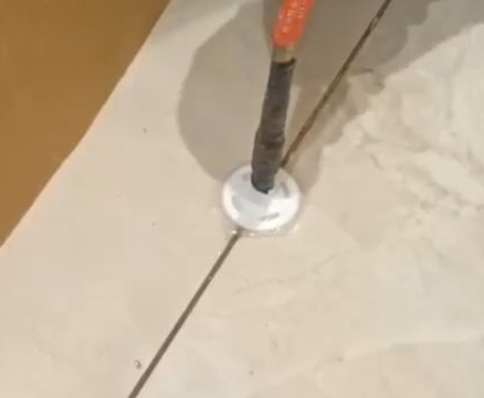 邻水瓷砖空鼓维修公司专业解答瓷砖在铺贴过程中，如果没有涂抹均匀到位的粘结材料（如水泥砂浆或瓷砖胶），可能会导致以下问题
