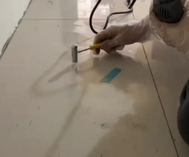 邻水瓷砖开裂维修公司专业分享瓷砖在铺贴前如果没有沥干水分，将会导致以下问题
